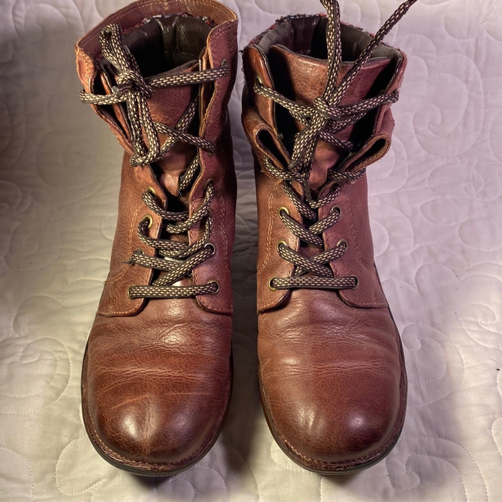 Women’s Bionica leather booties size 9.5